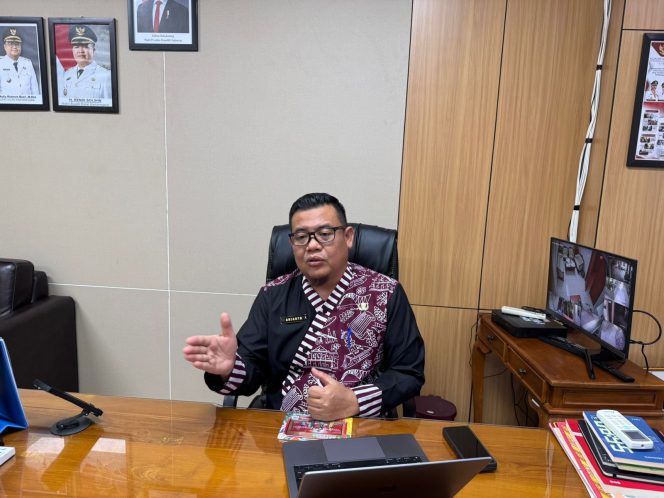 
Plt Kepala BKPSDM Kutai Kartanegara, Arianto, menjelaskan alasan sejumlah P3K mengundurkan diri usai penempatan, yang dipicu jarak tugas dan beban biaya hidup di lokasi baru. (Angga/okeborneo.com)