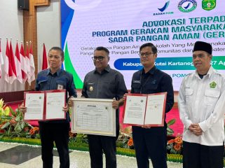 Bupati Kutai Kartanegara Aulia Rahman Basri bersama perwakilan BPOM dan instansi terkait menunjukkan dokumen komitmen Gerakan Pangan Aman Terpadu di Pendopo Bupati Kukar. (Angga/okeborneo.com)