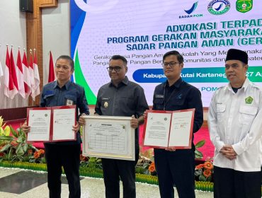 Bupati Kutai Kartanegara Aulia Rahman Basri bersama perwakilan BPOM dan instansi terkait menunjukkan dokumen komitmen Gerakan Pangan Aman Terpadu di Pendopo Bupati Kukar. (Angga/okeborneo.com)