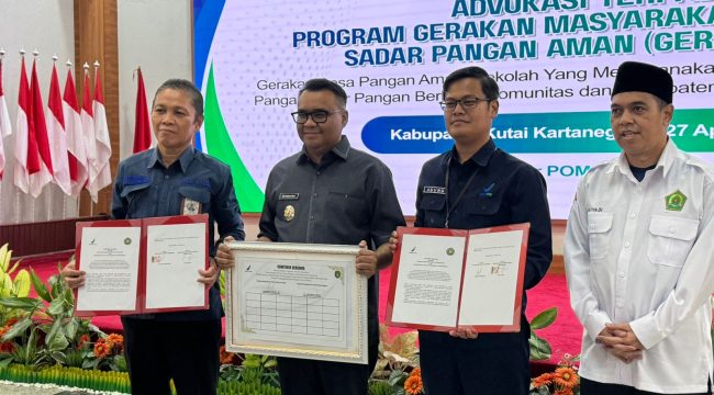 Bupati Kutai Kartanegara Aulia Rahman Basri bersama perwakilan BPOM dan instansi terkait menunjukkan dokumen komitmen Gerakan Pangan Aman Terpadu di Pendopo Bupati Kukar. (Angga/okeborneo.com)