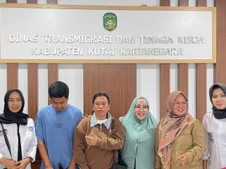 Korban PHK didampingi tim TRC-PPA Kaltim melapor ke Disnakertrans Kukar terkait dugaan tidak dibayarnya gaji dan pesangon oleh perusahaan tambang di Kecamatan Sebulu. (Angga/okeborneo.com)