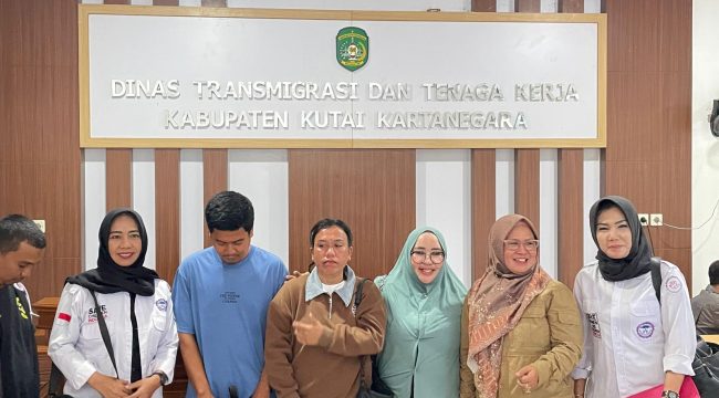 Korban PHK didampingi tim TRC-PPA Kaltim melapor ke Disnakertrans Kukar terkait dugaan tidak dibayarnya gaji dan pesangon oleh perusahaan tambang di Kecamatan Sebulu. (Angga/okeborneo.com)
