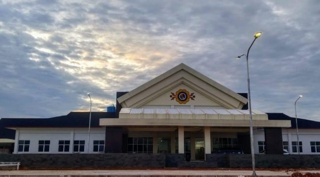 Gedung RSUD Aji Muhammad Idris (AMI) Muara Badak yang menjadi sorotan terkait proses rekrutmen pegawai dan komposisi tenaga kerja lokal. (Istimewa)