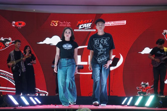 
Produk lifestyle garapan Flex In Club ditampilkan dalam kegiatan Musancab PDIP Kukar di Gedung Putri Karang Melenu, sebagai bagian dari ruang promosi UMKM kreatif anak muda. (Humas PDIP)