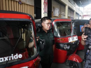 Kendaraan bajaj online Maxride terlihat di lokasi operasional di Tenggarong, Kutai Kartanegara. (Angga/okeborneo.com)