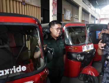 Kendaraan bajaj online Maxride terlihat di lokasi operasional di Tenggarong, Kutai Kartanegara. (Angga/okeborneo.com)