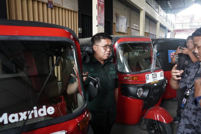 
Kendaraan bajaj online Maxride terlihat di lokasi operasional di Tenggarong, Kutai Kartanegara. (Angga/okeborneo.com)