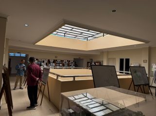 Pengunjung melihat pameran arsip sejarah Kukar yang menampilkan dokumen dan foto perjalanan daerah dari masa ke masa di Gedung Perpustakaan Umum Tenggarong. (Angga/okeborneo.com)