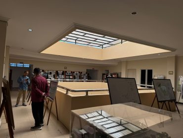 Pengunjung melihat pameran arsip sejarah Kukar yang menampilkan dokumen dan foto perjalanan daerah dari masa ke masa di Gedung Perpustakaan Umum Tenggarong. (Angga/okeborneo.com)