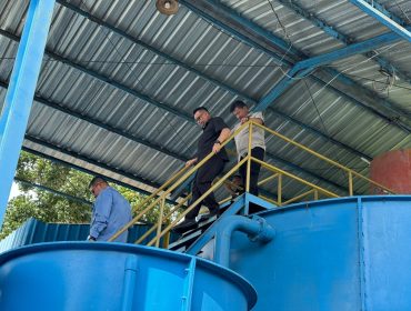 Bupati Kukar Aulia Rahman Basri meninjau fasilitas Intake Bekotok yang akan ditingkatkan kapasitasnya menjadi 250 liter per detik untuk memperkuat layanan air bersih di Tenggarong. (Angga/okeborneo.com)