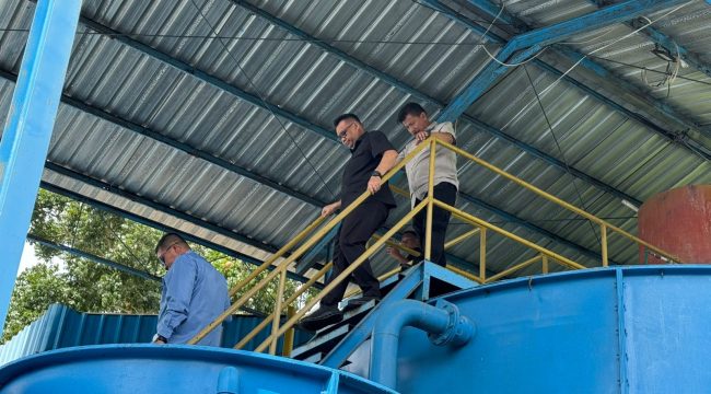 Bupati Kukar Aulia Rahman Basri meninjau fasilitas Intake Bekotok yang akan ditingkatkan kapasitasnya menjadi 250 liter per detik untuk memperkuat layanan air bersih di Tenggarong. (Angga/okeborneo.com)