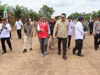 Bupati Kukar Aulia Rahman Basri meninjau pembangunan badan jalan baru penghubung Muara Kaman menuju Muara Ancalong yang dikerjakan tanpa APBD oleh lima perusahaan. (Istimewa)