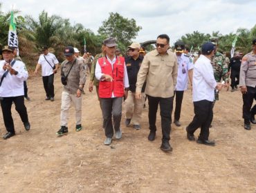 Bupati Kukar Aulia Rahman Basri meninjau pembangunan badan jalan baru penghubung Muara Kaman menuju Muara Ancalong yang dikerjakan tanpa APBD oleh lima perusahaan. (Istimewa)