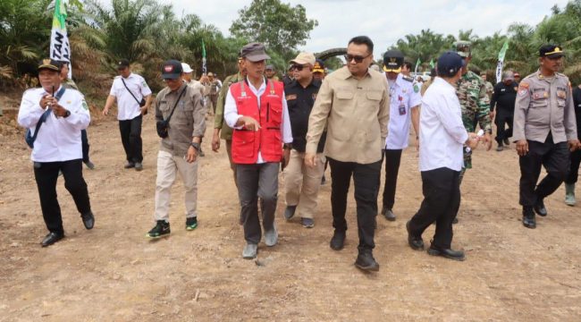 Bupati Kukar Aulia Rahman Basri meninjau pembangunan badan jalan baru penghubung Muara Kaman menuju Muara Ancalong yang dikerjakan tanpa APBD oleh lima perusahaan. (Istimewa)