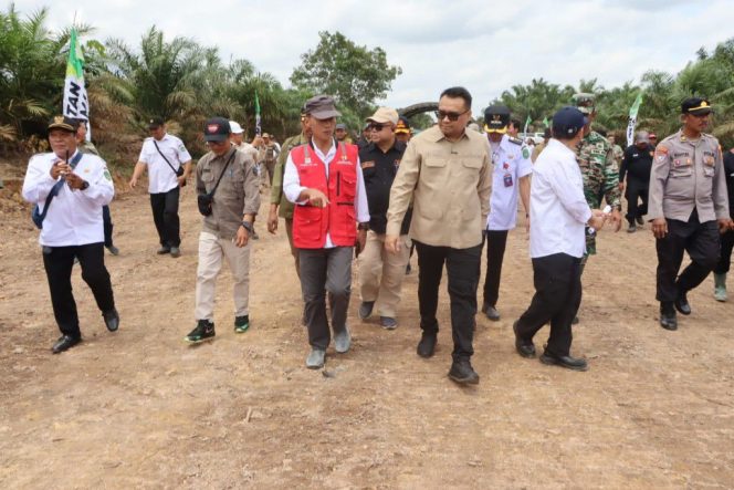 
Bupati Kukar Aulia Rahman Basri meninjau pembangunan badan jalan baru penghubung Muara Kaman menuju Muara Ancalong yang dikerjakan tanpa APBD oleh lima perusahaan. (Istimewa)