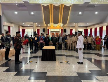 Bupati Kukar Aulia Rahman Basri melantik PJ Kepala Desa Jonggon, Indra Hermawan, dalam prosesi di Pendopo Bupati Kukar. (Angga/okeborneo.com)