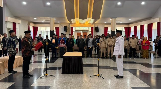 Bupati Kukar Aulia Rahman Basri melantik PJ Kepala Desa Jonggon, Indra Hermawan, dalam prosesi di Pendopo Bupati Kukar. (Angga/okeborneo.com)