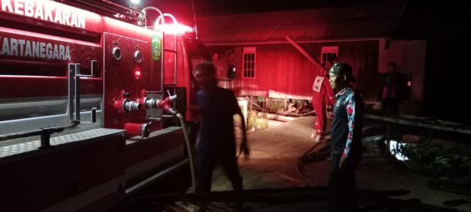 
Petugas damkar melakukan proses pendinginan usai kebakaran yang menghanguskan tiga rumah di Kuala Samboja. (Istimewa/Humas Disdamkarmatan Kukar)