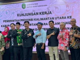 Rombongan Pemerintah Provinsi Kalimantan Utara bersama jajaran Pemerintah Kabupaten Kutai Kartanegara berfoto usai kunjungan kerja terkait penjajakan kerja sama pengembangan komoditas kratom di Kukar, Kamis (16/4/2026). (angga/okeborneo.com)
