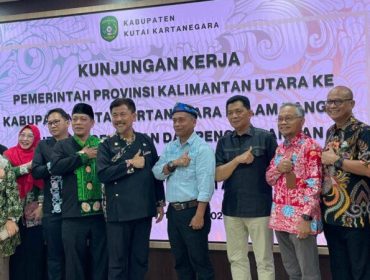 Rombongan Pemerintah Provinsi Kalimantan Utara bersama jajaran Pemerintah Kabupaten Kutai Kartanegara berfoto usai kunjungan kerja terkait penjajakan kerja sama pengembangan komoditas kratom di Kukar, Kamis (16/4/2026). (angga/okeborneo.com)