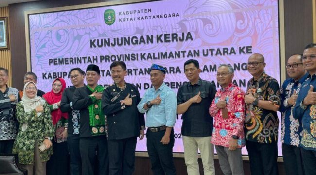 Rombongan Pemerintah Provinsi Kalimantan Utara bersama jajaran Pemerintah Kabupaten Kutai Kartanegara berfoto usai kunjungan kerja terkait penjajakan kerja sama pengembangan komoditas kratom di Kukar, Kamis (16/4/2026). (angga/okeborneo.com)
