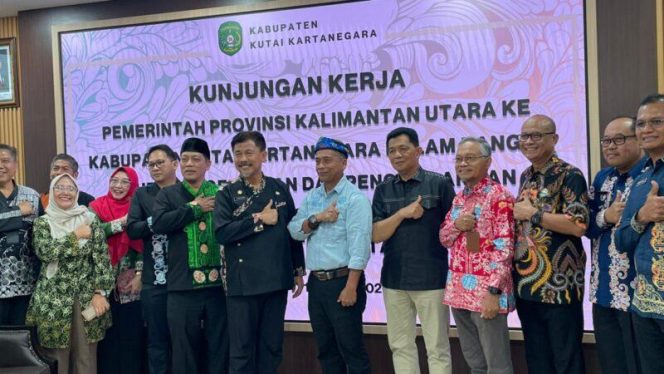 
Rombongan Pemerintah Provinsi Kalimantan Utara bersama jajaran Pemerintah Kabupaten Kutai Kartanegara berfoto usai kunjungan kerja terkait penjajakan kerja sama pengembangan komoditas kratom di Kukar, Kamis (16/4/2026). (angga/okeborneo.com)
