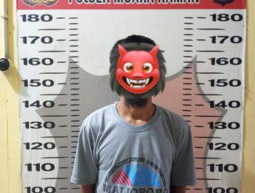 Tersangka kasus dugaan peredaran sabu berinisial H diamankan Unit Reskrim Polsek Muara Kaman usai penangkapan di Desa Menamang Kanan, Kecamatan Muara Kaman. (Sumber/Humas Polres Kukar)