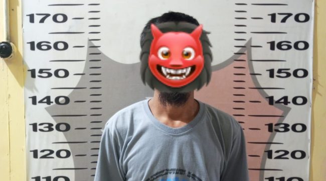 Tersangka kasus dugaan peredaran sabu berinisial H diamankan Unit Reskrim Polsek Muara Kaman usai penangkapan di Desa Menamang Kanan, Kecamatan Muara Kaman. (Sumber/Humas Polres Kukar)