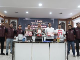 Petugas Polres Kutai Kartanegara menunjukkan barang bukti sabu seberat 1,5 kilogram yang disita dari jaringan narkoba di wilayah Loa Janan dalam konferensi pers. (Humas Polres Kukar)
