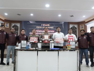 Petugas Polres Kutai Kartanegara menunjukkan barang bukti sabu seberat 1,5 kilogram yang disita dari jaringan narkoba di wilayah Loa Janan dalam konferensi pers. (Humas Polres Kukar)