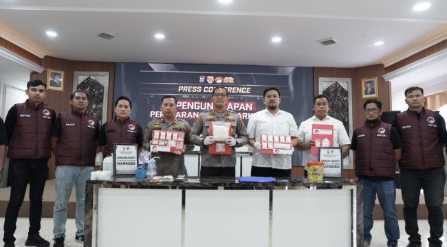 Petugas Polres Kutai Kartanegara menunjukkan barang bukti sabu seberat 1,5 kilogram yang disita dari jaringan narkoba di wilayah Loa Janan dalam konferensi pers. (Humas Polres Kukar)