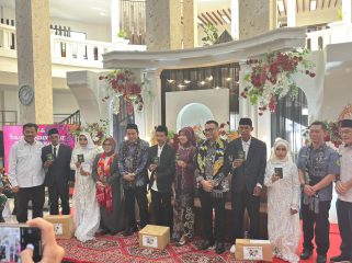 Bupati Kukar Aulia Rahman Basri dan Ketua DPRD Kukar Ahmad Yani berfoto bersama sejumlah pasangan peserta nikah dan sidang isbat massal di Mall Pelayanan Publik Tenggarong. (Angga/okeborneo.com)