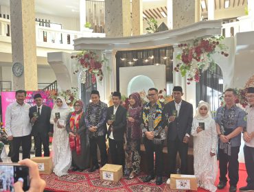 Bupati Kukar Aulia Rahman Basri dan Ketua DPRD Kukar Ahmad Yani berfoto bersama sejumlah pasangan peserta nikah dan sidang isbat massal di Mall Pelayanan Publik Tenggarong. (Angga/okeborneo.com)