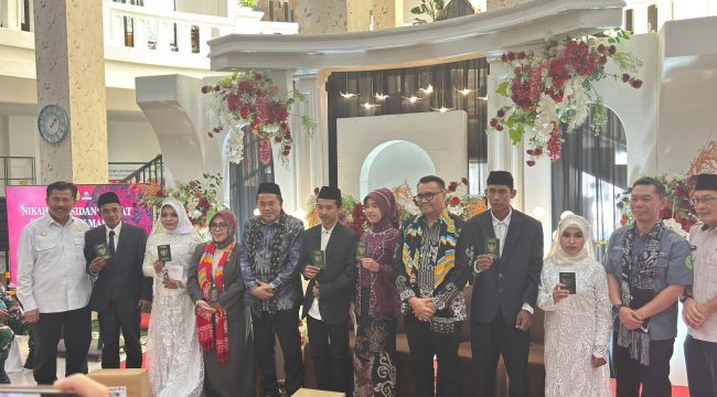 Bupati Kukar Aulia Rahman Basri dan Ketua DPRD Kukar Ahmad Yani berfoto bersama sejumlah pasangan peserta nikah dan sidang isbat massal di Mall Pelayanan Publik Tenggarong. (Angga/okeborneo.com)