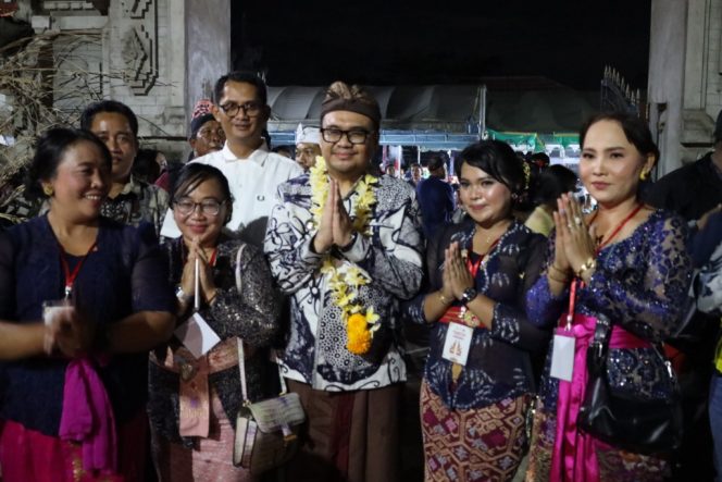 
Bupati Kukar Aulia Rahman Basri (tengah) berfoto bersama warga usai menghadiri Dharma Santhi Nyepi di Pura Paso Pati, Desa Kerta Buana, Tenggarong Seberang. (Angga/okeborneo.com)