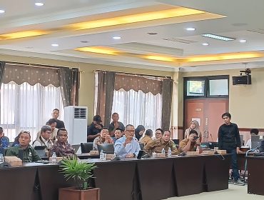 Suasana Rapat Dengar Pendapat (RDP) gabungan Komisi I, II, dan III DPRD Kukar membahas rencana penertiban kawasan Tahura Bukit Soeharto yang memicu keresahan warga Samboja Barat. (Istimewa)