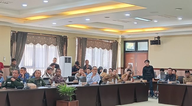 Suasana Rapat Dengar Pendapat (RDP) gabungan Komisi I, II, dan III DPRD Kukar membahas rencana penertiban kawasan Tahura Bukit Soeharto yang memicu keresahan warga Samboja Barat. (Istimewa)
