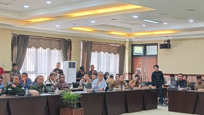 
Suasana Rapat Dengar Pendapat (RDP) gabungan Komisi I, II, dan III DPRD Kukar membahas rencana penertiban kawasan Tahura Bukit Soeharto yang memicu keresahan warga Samboja Barat. (Istimewa)