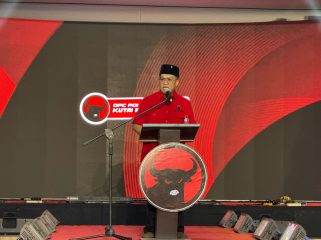 Ketua DPC PDI Perjuangan Kutai Kartanegara Rendi Solihin menyampaikan pidato saat Musyawarah Anak Cabang (Musancab) PDIP Kukar di Gedung Putri Karang Melenu. (Angga/okeborneo.com)