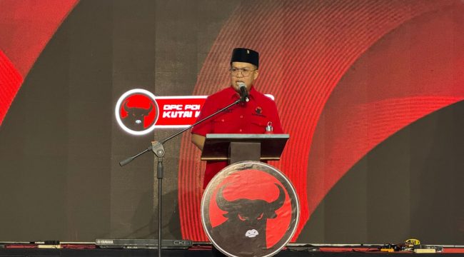 Ketua DPC PDI Perjuangan Kutai Kartanegara Rendi Solihin menyampaikan pidato saat Musyawarah Anak Cabang (Musancab) PDIP Kukar di Gedung Putri Karang Melenu. (Angga/okeborneo.com)