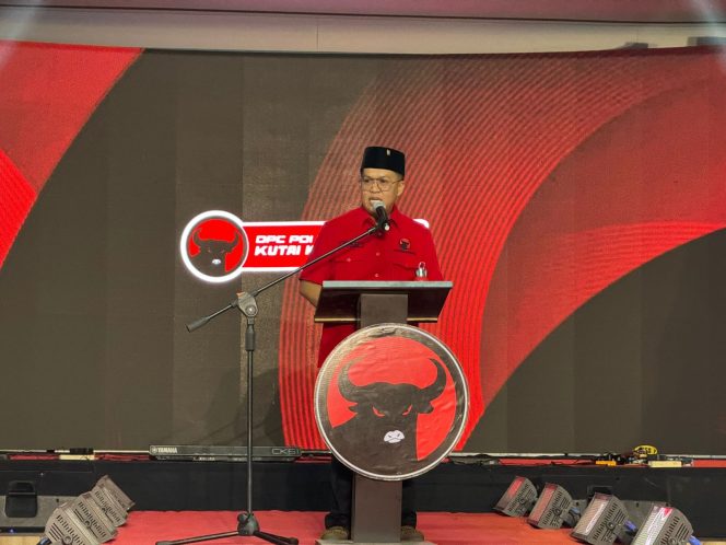 
Ketua DPC PDI Perjuangan Kutai Kartanegara Rendi Solihin menyampaikan pidato saat Musyawarah Anak Cabang (Musancab) PDIP Kukar di Gedung Putri Karang Melenu. (Angga/okeborneo.com)