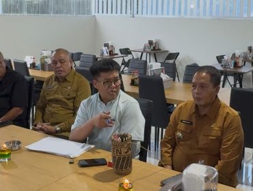 Wakil Bupati Kukar Rendi Solihin bersama jajaran pemerintah daerah membahas rencana penertiban dan relokasi pedagang di kawasan Tahura KM 54. (Angga/okeborneo.com)