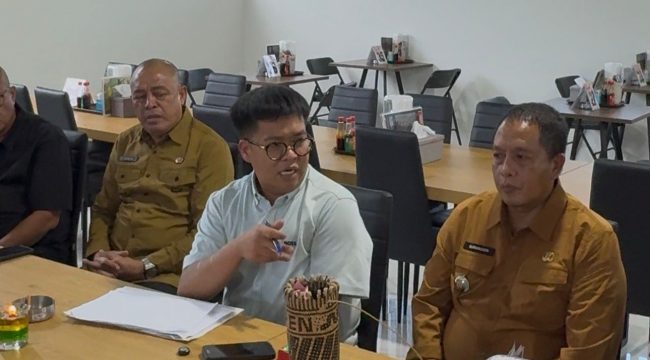 Wakil Bupati Kukar Rendi Solihin bersama jajaran pemerintah daerah membahas rencana penertiban dan relokasi pedagang di kawasan Tahura KM 54. (Angga/okeborneo.com)