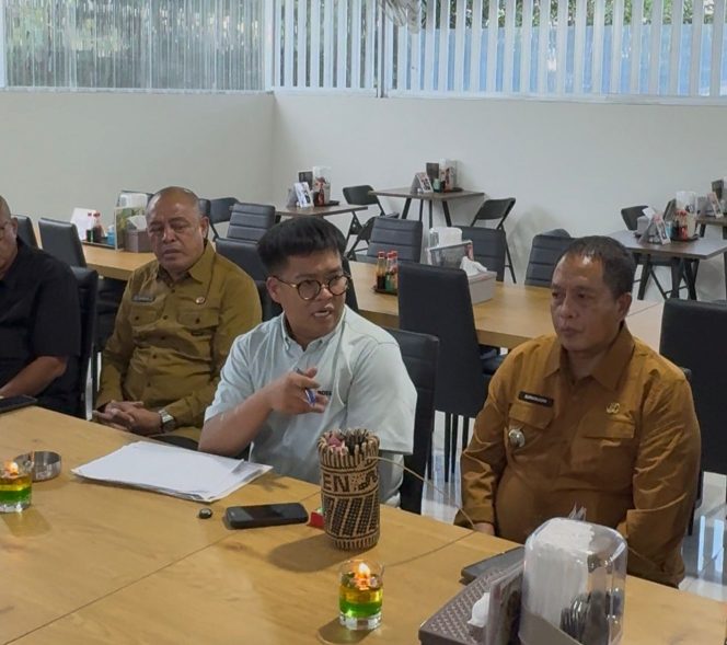 
Wakil Bupati Kukar Rendi Solihin bersama jajaran pemerintah daerah membahas rencana penertiban dan relokasi pedagang di kawasan Tahura KM 54. (Angga/okeborneo.com)