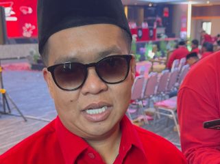 Ketua DPC PDI Perjuangan Kutai Kartanegara Rendi Solihin memberikan keterangan usai Musyawarah Anak Cabang (Musancab) PDIP Kukar di Gedung Putri Karang Melenu. (Angga/okeborneo.com)