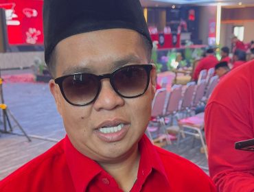 Ketua DPC PDI Perjuangan Kutai Kartanegara Rendi Solihin memberikan keterangan usai Musyawarah Anak Cabang (Musancab) PDIP Kukar di Gedung Putri Karang Melenu. (Angga/okeborneo.com)