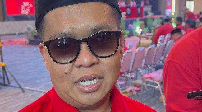 Ketua DPC PDI Perjuangan Kutai Kartanegara Rendi Solihin memberikan keterangan usai Musyawarah Anak Cabang (Musancab) PDIP Kukar di Gedung Putri Karang Melenu. (Angga/okeborneo.com)