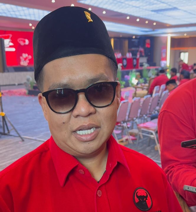 
Ketua DPC PDI Perjuangan Kutai Kartanegara Rendi Solihin memberikan keterangan usai Musyawarah Anak Cabang (Musancab) PDIP Kukar di Gedung Putri Karang Melenu. (Angga/okeborneo.com)