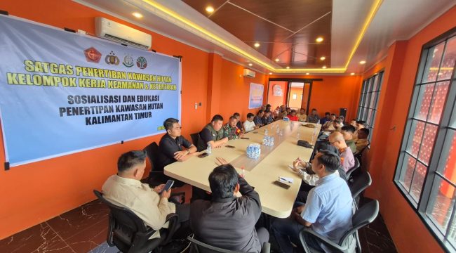 Sosialisasi penertiban kawasan hutan oleh Satgas PKH Kaltim-1 di Desa Batuah, Kecamatan Loa Janan, dihadiri aparat TNI-Polri, pemerintah desa, dan perwakilan warga, Kamis (16/4/2026). (Istimewa)