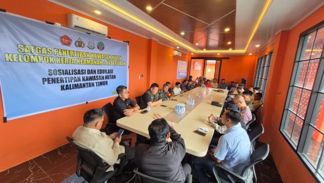 
Sosialisasi penertiban kawasan hutan oleh Satgas PKH Kaltim-1 di Desa Batuah, Kecamatan Loa Janan, dihadiri aparat TNI-Polri, pemerintah desa, dan perwakilan warga, Kamis (16/4/2026). (Istimewa)